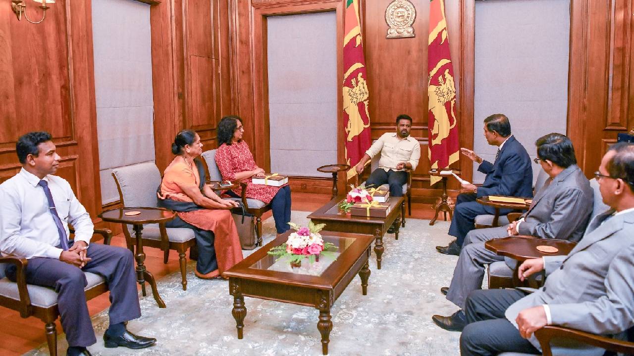 මහජන නියෝජිතයන්ගේ දීමනා හා හිමිකම් පිළිබඳ නැවත සලකා බැලීමේ කමිටු වාර්තාව ජනපතිට