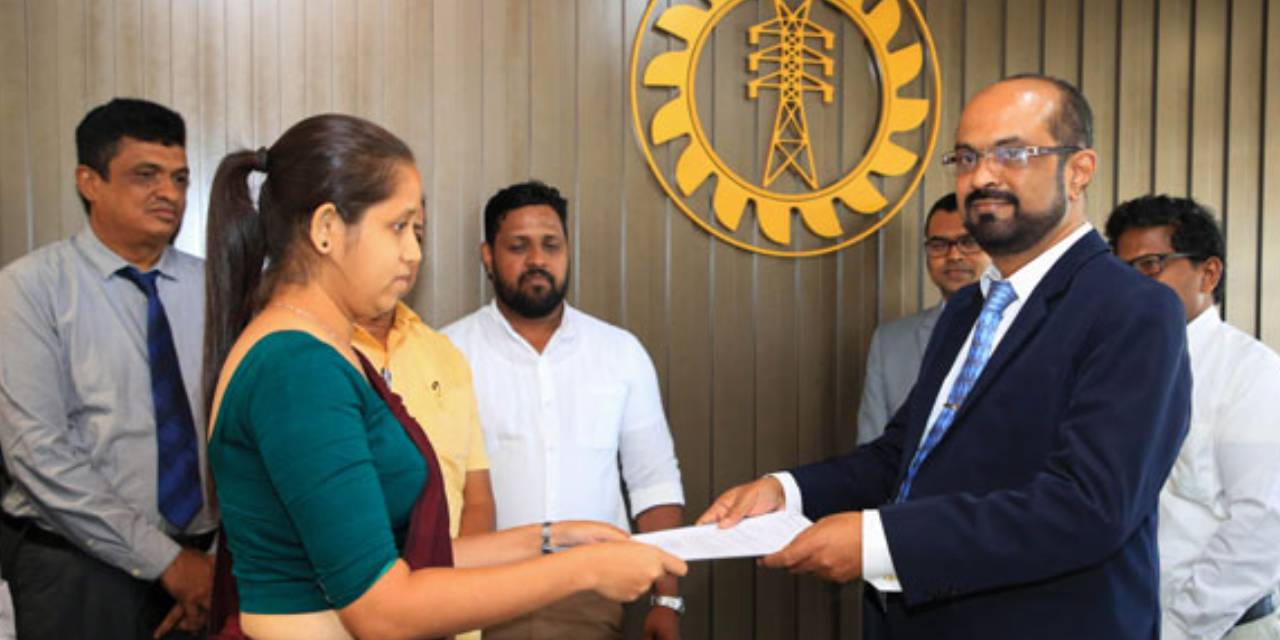 වැඩ තහනමට ලක් වූ විදුලිබල මණ්ඩලයේ හැට දෙදෙනෙකු යළිත් සේවයට වැඩ තහනමට ලක් වූ විදුලිබල මණ්ඩලයේ හැට දෙදෙනෙකු යළිත් සේවයට