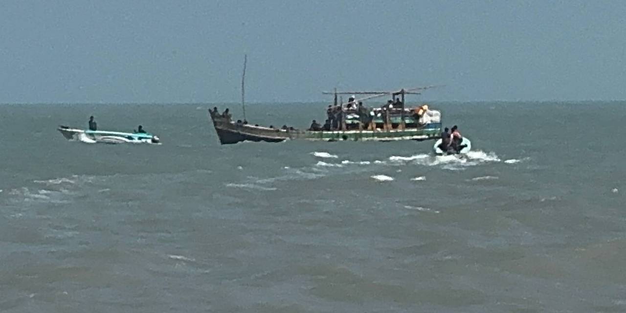 මියන්මාර් සරණාගතයින් රැගත් යාත්රාවක් මුලතිව් වෙරළට ගොඩගසයි මියන්මාර් සරණාගතයින් රැගත් යාත්රාවක් මුලතිව් වෙරළට ගොඩගසයි