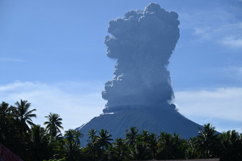 ඉන්දුනීසියාවේ ඉබු කන්ද පුපුරා යයි