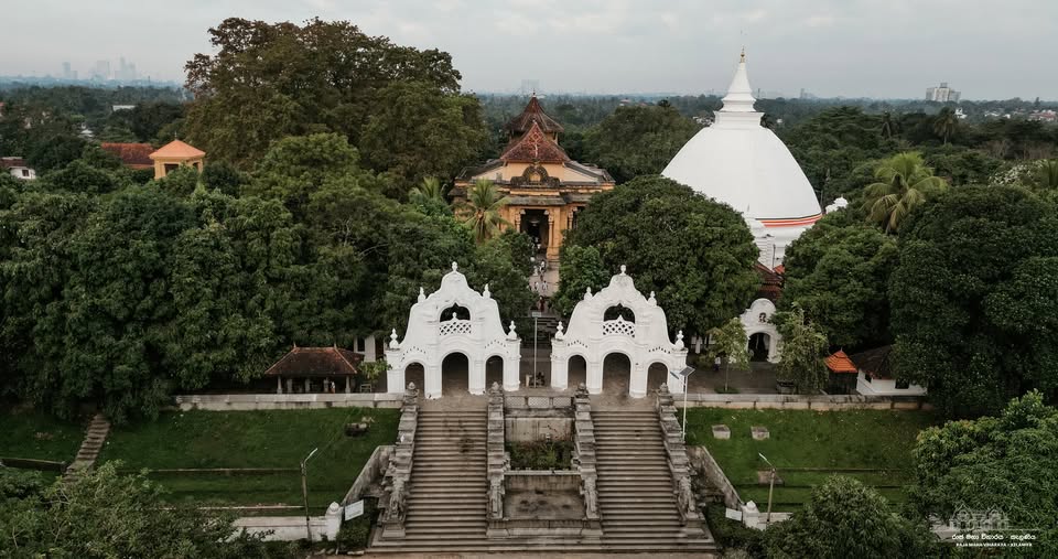 දුරුතු පුර පසළොස්වක පොහොය දිනය අදයි