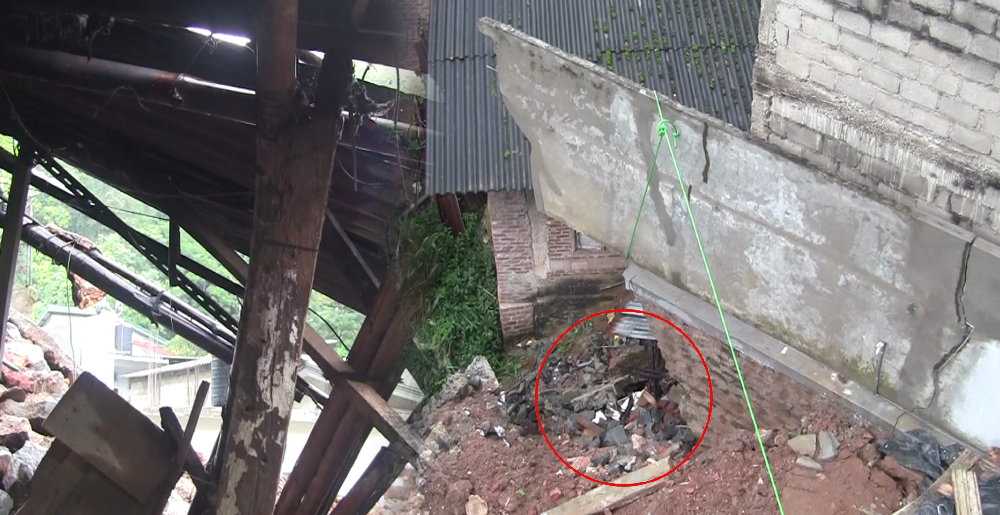 මහනුවර, ඉදිවෙමින් පවතින නිවසක දැවැන්ත තාප්පයක් නාය යයි මහනුවර, ඉදිවෙමින් පවතින නිවසක දැවැන්ත තාප්පයක් නාය යයි