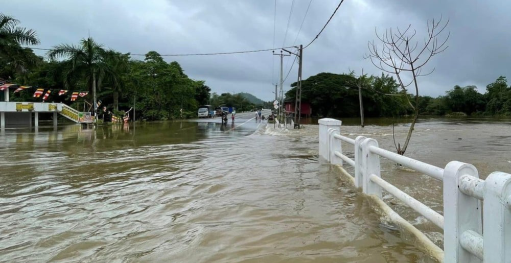 සැඩ පහරකට හසුව ගසාගෙන ගිය, පුද්ගලයින් දෙදෙනෙක් අතුරුදන්