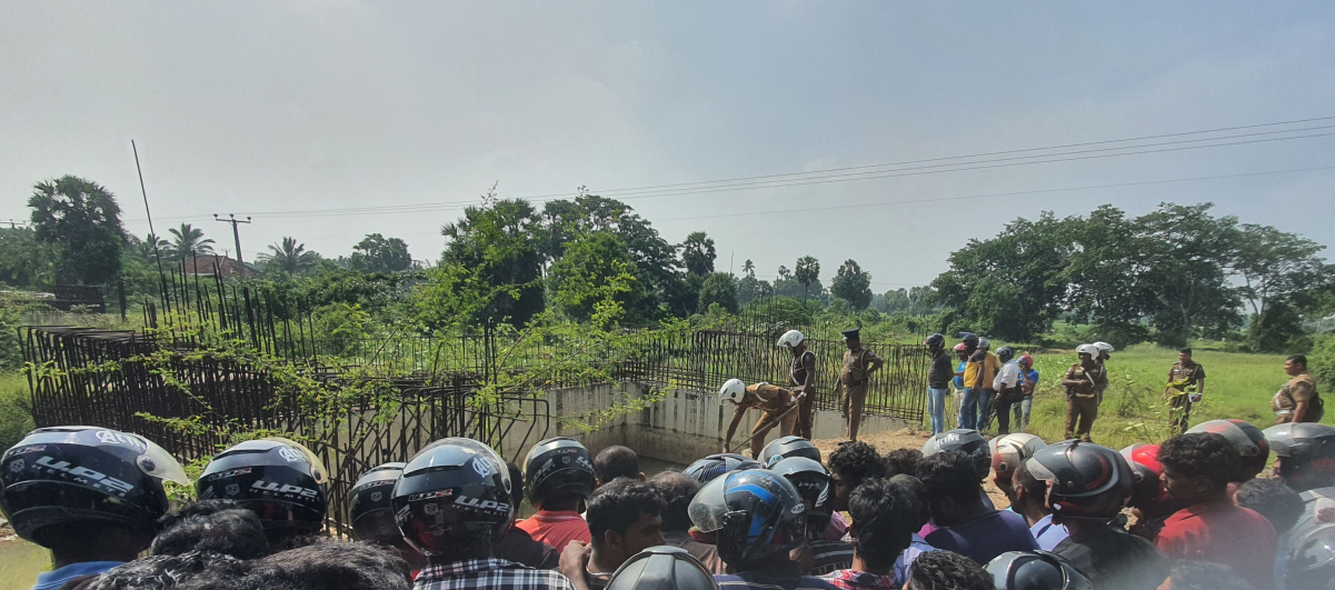 A- 35 මාර්ගයේ පාලමක් යට නාදුනන මළ සිරුරු දෙකක්