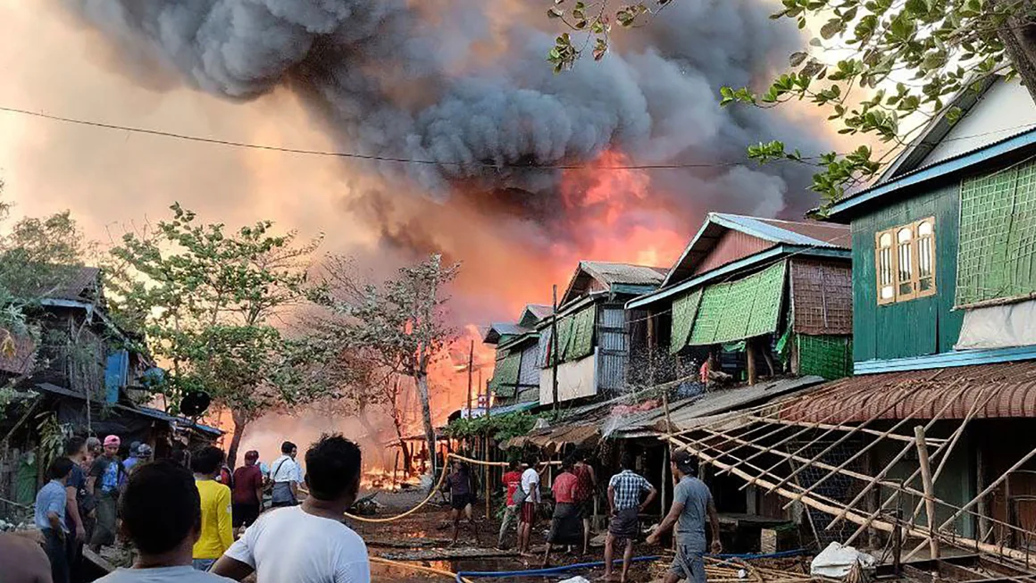 බටහිර මියන්මාරයේ ගම්මානයකට ගුවන් ප්‍රහාරයක්