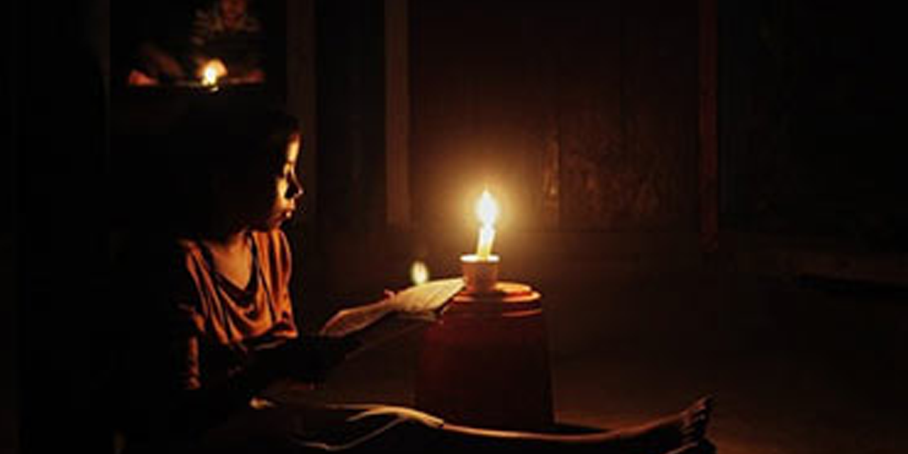 වැලිඔය වතු යායේ ඉහළ කොටසේ පවුල් 300ක් පමණ අඳුරේ