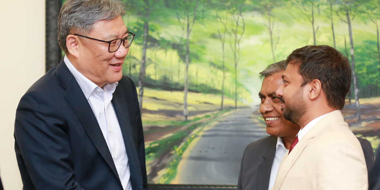 චීන මහජන සමූහාණ්ඩුවේ වාණිජ කටයුතු පිළිබඳ අමාත්යවරයා දිවයිනට චීන මහජන සමූහාණ්ඩුවේ වාණිජ කටයුතු පිළිබඳ අමාත්යවරයා දිවයිනට