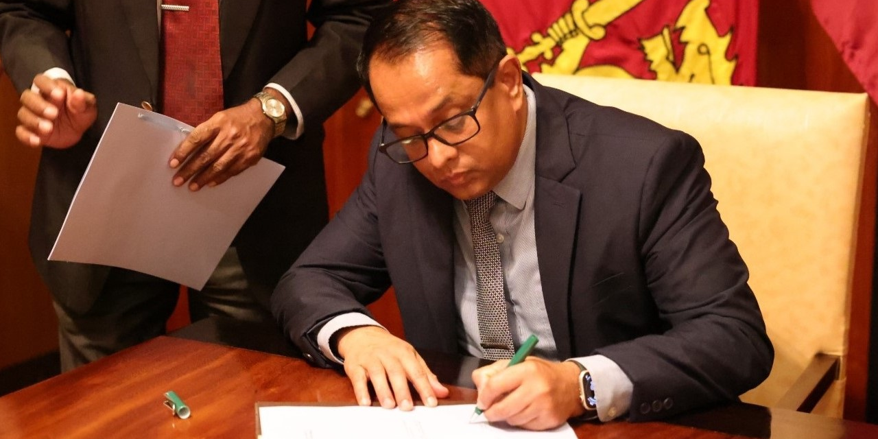 අපරාධයකින් උත්පාදිත දේ පිළිබඳ පනත් කෙටුම්පතට කථානායකගේ සහතිකය අපරාධයකින් උත්පාදිත දේ පිළිබඳ පනත් කෙටුම්පතට කථානායකගේ සහතිකය