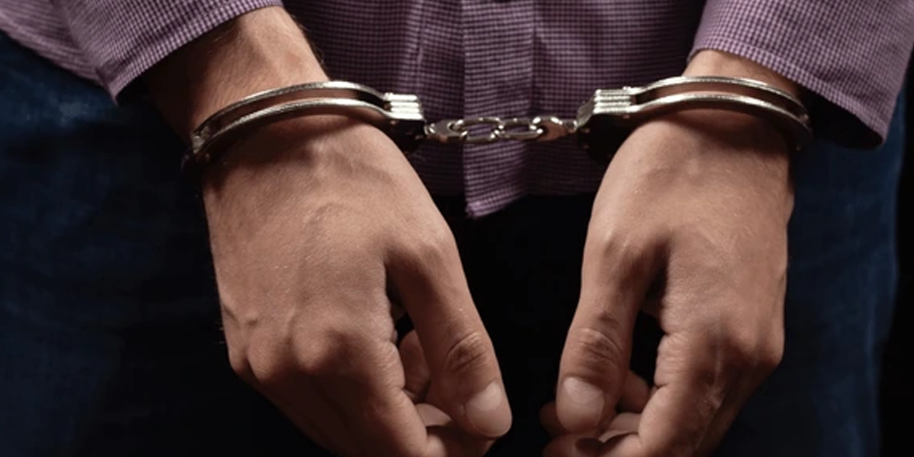 අන්තර්ජාලය හරහා නිරුවත් ඡායාරූප ප්‍රදර්ශනය කළ සහකාර අධ්‍යාපන අධ්‍යක්ෂවරයාට වැඩ වරදියි
