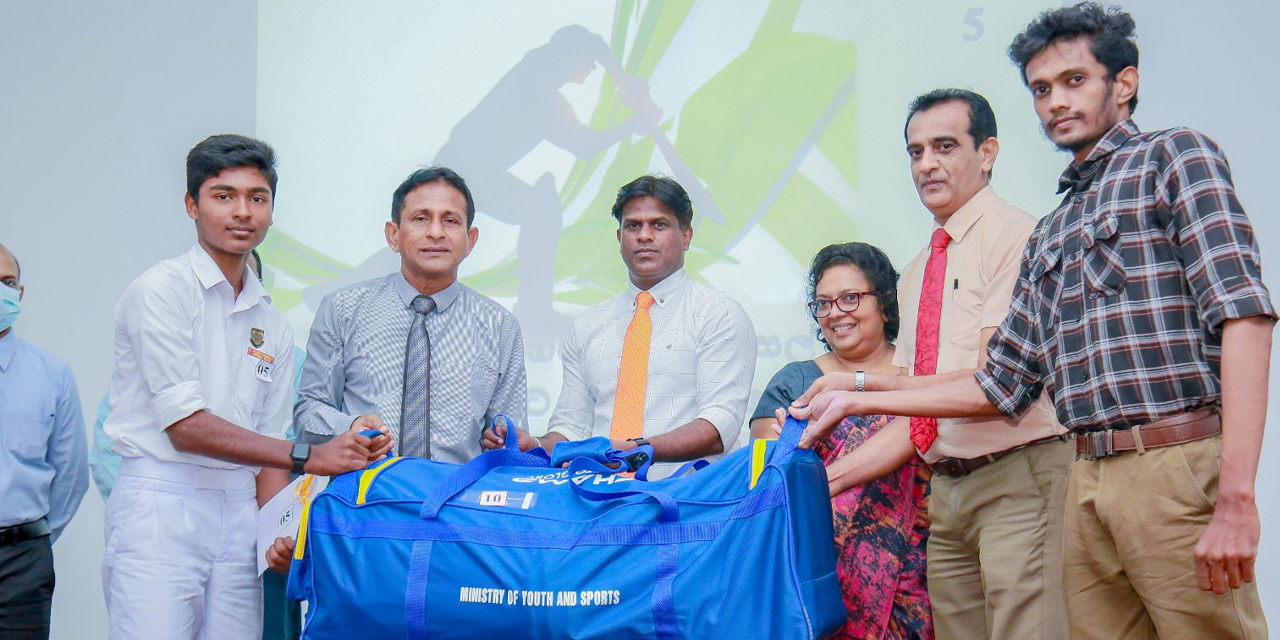 ක්රිකට් නැති පාසල්වලට ක්රිකට් උපකරණ බෙදයි ක්රිකට් නැති පාසල්වලට ක්රිකට් උපකරණ බෙදයි