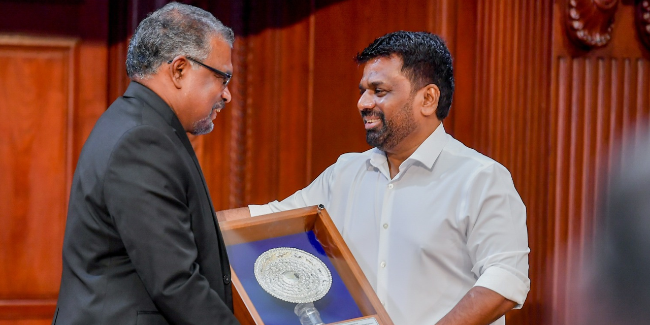 මුදල් අමාත්යාංශයේ ලේකම් මහින්ද සිරිවර්ධනගේ සේවය ඇගයේ මුදල් අමාත්යාංශයේ ලේකම් මහින්ද සිරිවර්ධනගේ සේවය ඇගයේ