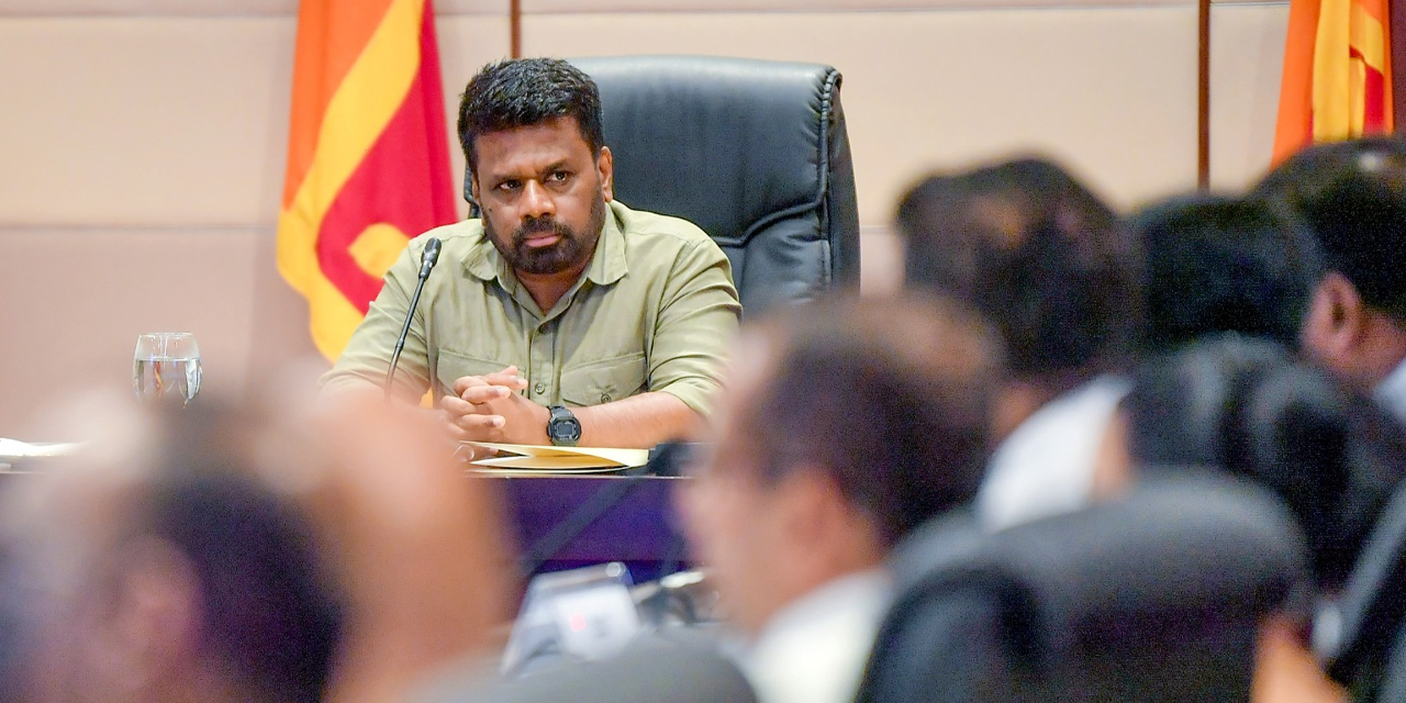 ජනපති මහා භාණ්ඩාගාරයේ නිලධාරීන්ට කියූ දේ ජනපති මහා භාණ්ඩාගාරයේ නිලධාරීන්ට කියූ දේ