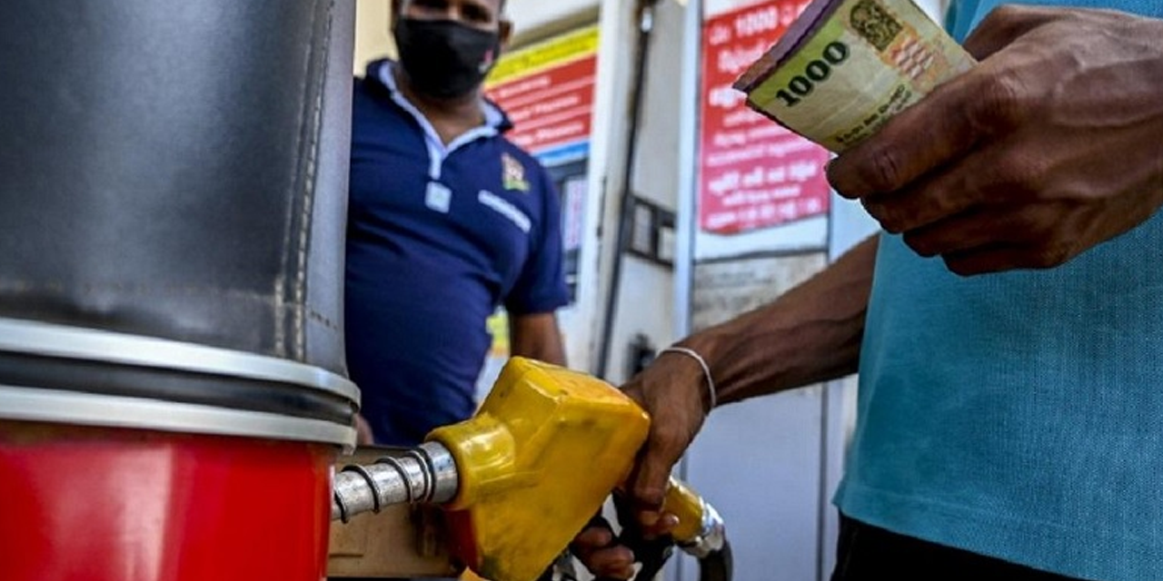 මේ මාසයේදී ඉන්ධන මිලට මොනවා වෙයි ද? මේ මාසයේදී ඉන්ධන මිලට මොනවා වෙයි ද?