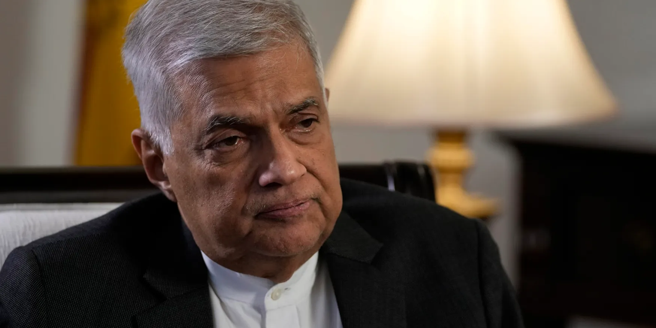 රනිල්ගේ හදිසි නීති රෙගුලාසිවලින් මුලික අයිතිවාසිකම් කඩ කරලා රනිල්ගේ හදිසි නීති රෙගුලාසිවලින් මුලික අයිතිවාසිකම් කඩ කරලා