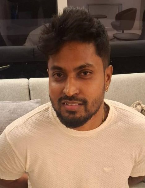 කෙහෙල්බද්දර පද්මේ, කොමාණ්ඩෝ සලින්ත, පානදුරේ නිලංග, බැකෝ සමන්, ඔහුගේ බිරිය, දරුවා සහ තැඹිලි ලහිරු නමැති පාතාල කෙරුමන් අනිද්දා (31දා) ශ්රී ලංකාවට කෙහෙල්බද්දර පද්මේ, කොමාණ්ඩෝ සලින්ත, පානදුරේ නිලංග, බැකෝ සමන්, ඔහුගේ බිරිය, දරුවා සහ තැඹිලි ලහිරු නමැති පාතාල කෙරුමන් අනිද්දා (31දා) ශ්රී ලංකාවට