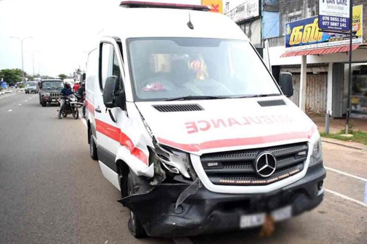 රෝගීන් දෙදෙනකු රෝහලට රැගෙන ගිය ගිලන් රියක් බගවන්තලාවේදී අනතුරක රෝගීන් දෙදෙනකු රෝහලට රැගෙන ගිය ගිලන් රියක් බගවන්තලාවේදී අනතුරක