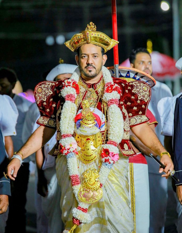 කතරගම දේවාලයට වැඩබලන බස්නායක නිලමේවරයෙක් කතරගම දේවාලයට වැඩබලන බස්නායක නිලමේවරයෙක්