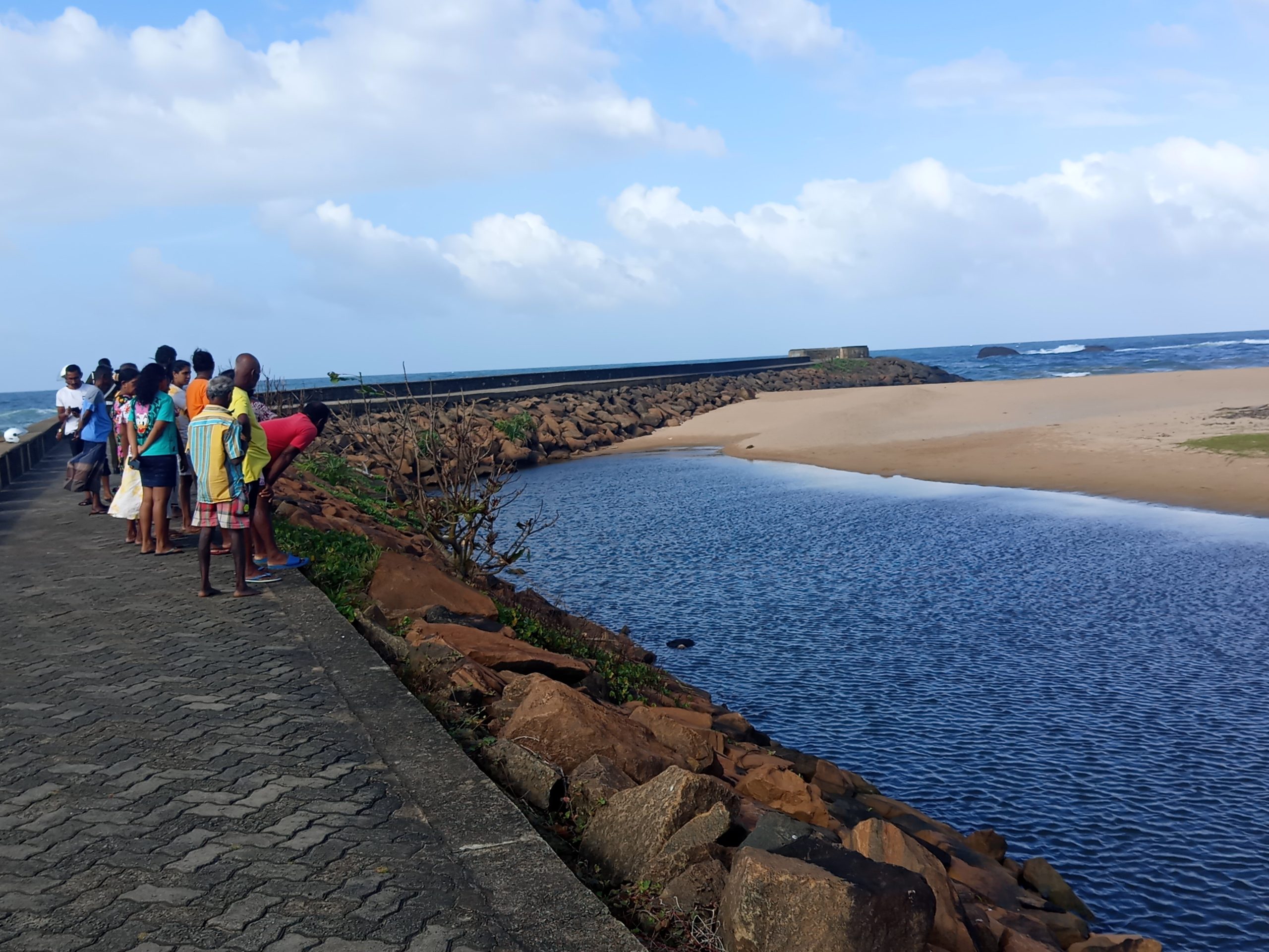 ගාල්ල මහ මෝදර කලපුවේ මළ සිරුරක් ගාල්ල මහ මෝදර කලපුවේ මළ සිරුරක්