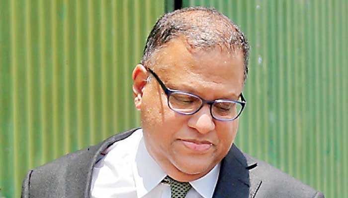 හිටපු මහ බැංකු අධිපති වෙස් මාරු කරගෙන