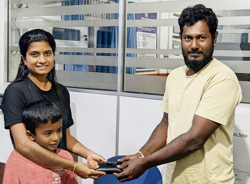 පෙදරේරු ශිල්පියා අහුලා ගත් රුපියල් අසූ දහසක් සහිත මුදල් පසුම්බියක් පොලිසිය මාර්ගයෙන් අයිතිකරුට භාර දීලා පෙදරේරු ශිල්පියා අහුලා ගත් රුපියල් අසූ දහසක් සහිත මුදල් පසුම්බියක් පොලිසිය මාර්ගයෙන් අයිතිකරුට භාර දීලා
