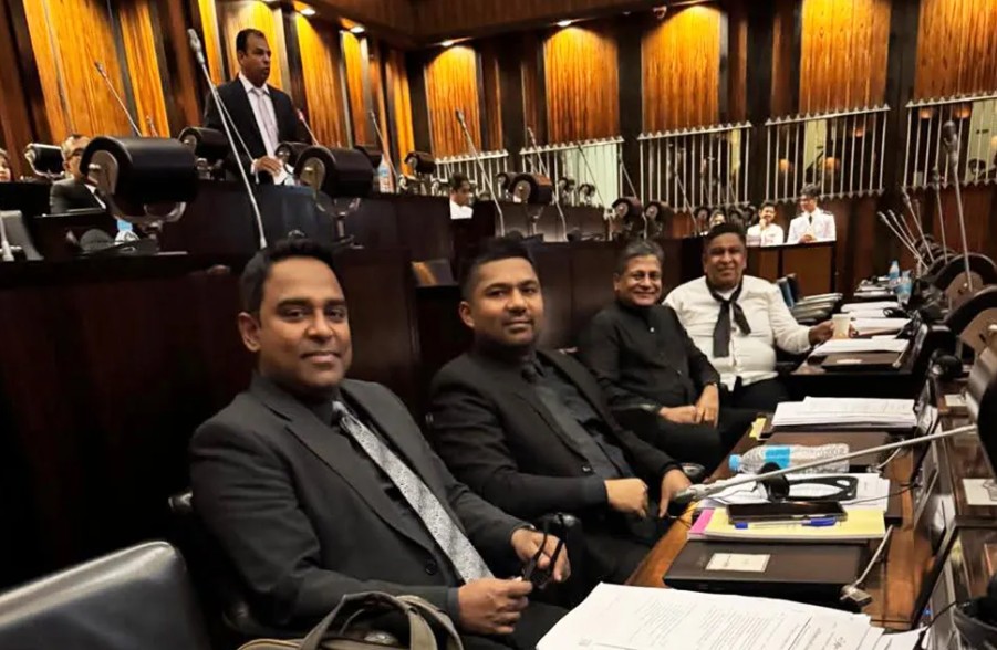 සභාපති ඝාතනයට සජබ මන්ත්රිවරු විරෝධය පා කලු ඇඳුමින් පාර්ලිමේන්තුවට සභාපති ඝාතනයට සජබ මන්ත්රිවරු විරෝධය පා කලු ඇඳුමින් පාර්ලිමේන්තුවට