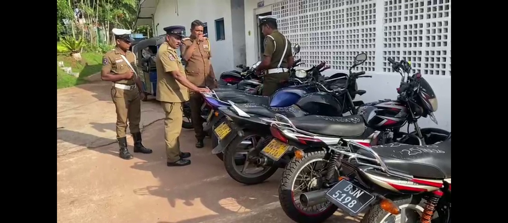 පට්ට සද්දෙ දාගෙන කොට්ටාවේ රේස් පැද්ද යතුරුපැදි කල්ලියක් මාට්ටු පට්ට සද්දෙ දාගෙන කොට්ටාවේ රේස් පැද්ද යතුරුපැදි කල්ලියක් මාට්ටු