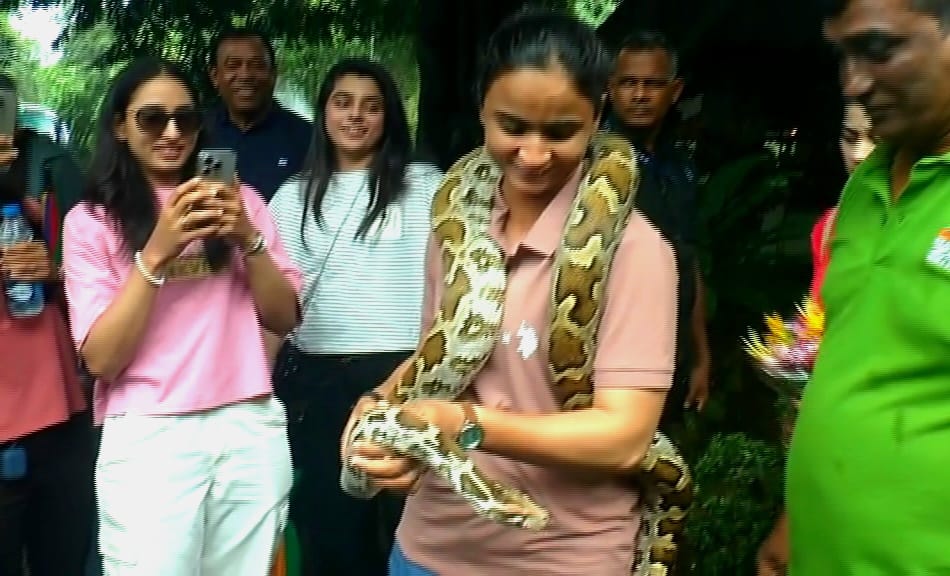 පාකිස්තාන කාන්තා කණ්ඩායම දෙහිවල සත්තු වත්තට ගිහින් පාකිස්තාන කාන්තා කණ්ඩායම දෙහිවල සත්තු වත්තට ගිහින්