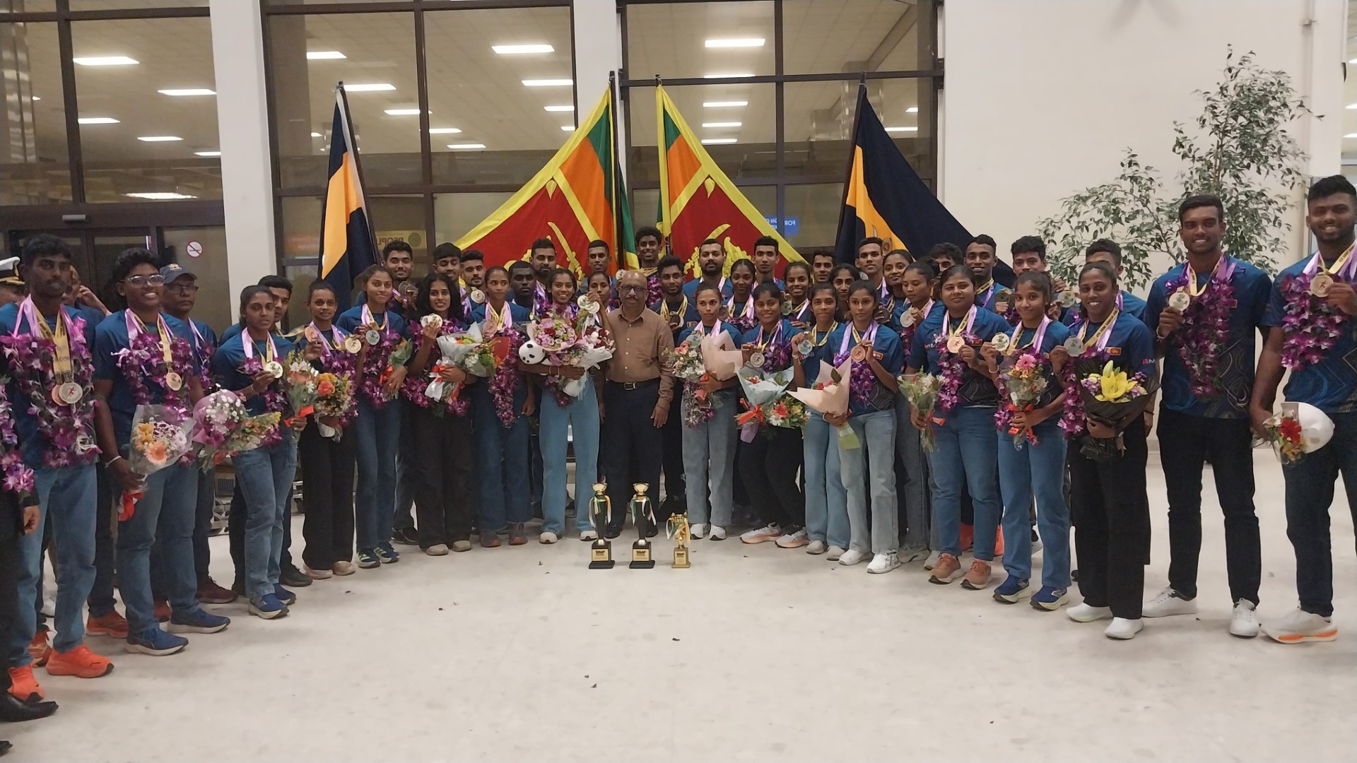 ඉන්දියාවේදී වැඩ පෙන්වූ ශ්රී ලංකා මලල ක්රීඩා කණ්ඩායම දිවයිනට එයි ඉන්දියාවේදී වැඩ පෙන්වූ ශ්රී ලංකා මලල ක්රීඩා කණ්ඩායම දිවයිනට එයි