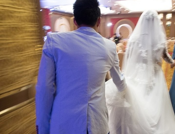 සමාජ මාධ්යයෙන් හඳුනාගෙන විවාහ වූ මනාලිය නීත්යානුකූල සැමියා ඇවිත් කුදලාගෙන ගිහින් සමාජ මාධ්යයෙන් හඳුනාගෙන විවාහ වූ මනාලිය නීත්යානුකූල සැමියා ඇවිත් කුදලාගෙන ගිහින්