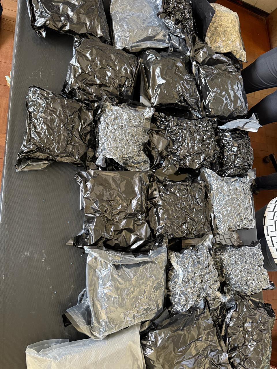 ගුවන් මගියෙක් අතැර දමා ගිය බෑගයේ කෝටි 11ක කුෂ් තොගයක් ගුවන් මගියෙක් අතැර දමා ගිය බෑගයේ කෝටි 11ක කුෂ් තොගයක්