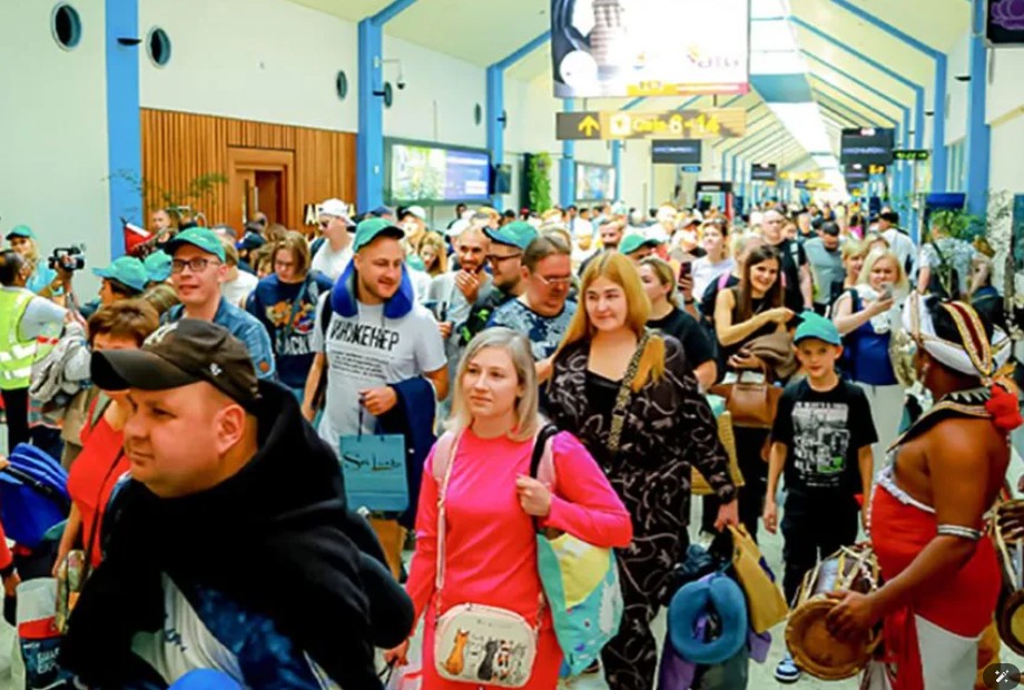 ගෙවුණු මාස 10ට සංචාරකයන් ලක්ෂ 18ක් රටට ඇවිත්