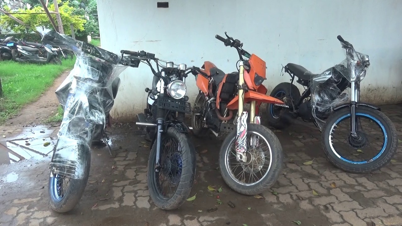 අංක තහඩු නොමැති අධි බලැති යතුරුපැදි හතරක් අනුරාධපුරෙන් සොයා ගනී