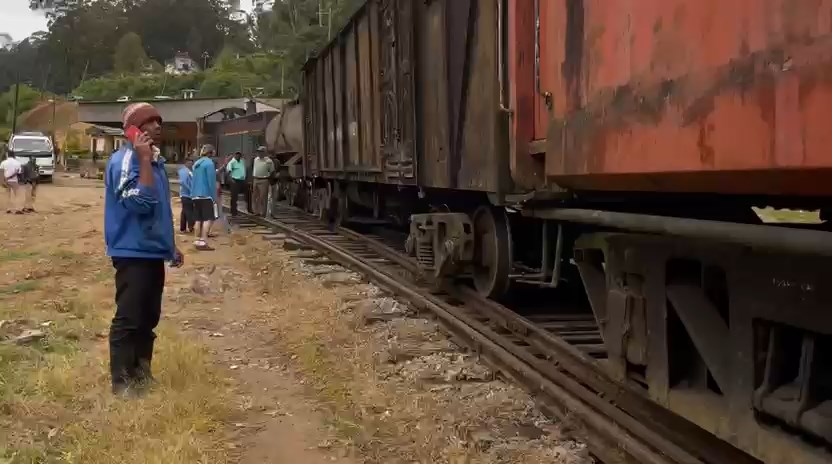 භාණ්ඩ ප්‍රවාහන දුම්රියක් පීලි පනියි උඩරට දුම්රිය ගමනාගමනයට බාධා