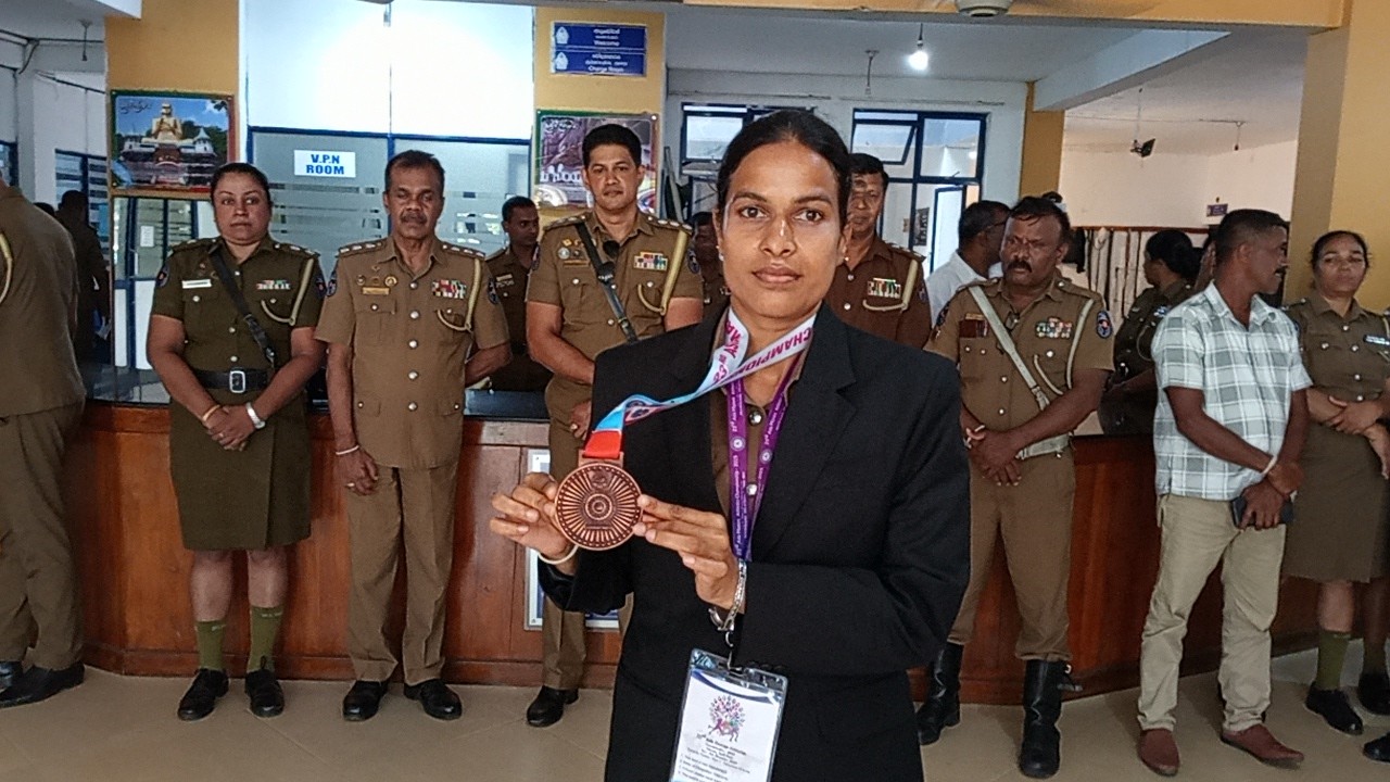 ආසියාවේ ශ්‍රී ලංකා නම රැන්දු පොලිස් කෙල්ලට උපහාර