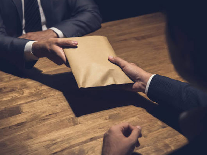 ලක්ෂ 5ක අල්ලසක් ගනිද්දී වැලිමඩ උසාවියේ රෙජිස්ට්‍රාර් මාට්ටු