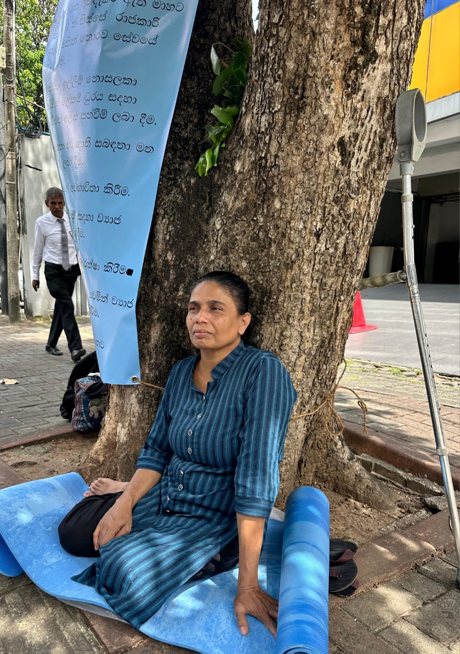 මානව හිමිකම් නිලධාරිනියක් කොමිසම ඉදිරිපිට සත්යග්රහයක් මානව හිමිකම් නිලධාරිනියක් කොමිසම ඉදිරිපිට සත්යග්රහයක්