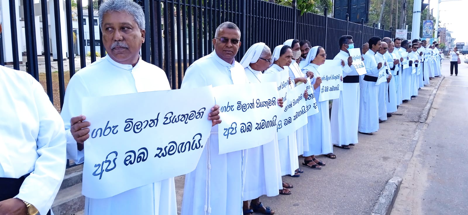 පියතුමාට පහරදීමට එරෙහිව තෙල්වත්තේදී විරෝධතාවක් පියතුමාට පහරදීමට එරෙහිව තෙල්වත්තේදී විරෝධතාවක්