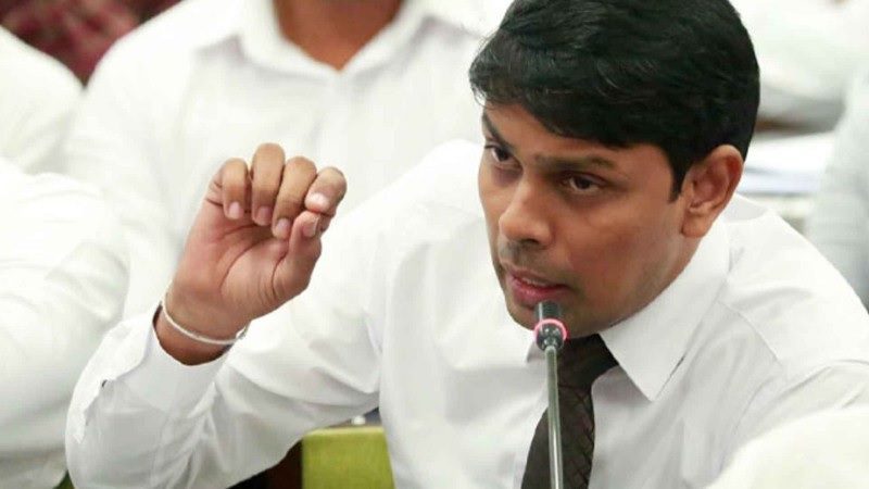 මහින්ද ගැන අර්චුනා දුක්වෙයි