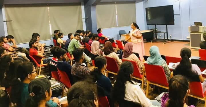 කැලණි සරසවි සිසුනට මතට තිත වැඩමුළුවක් කැලණි සරසවි සිසුනට මතට තිත වැඩමුළුවක්