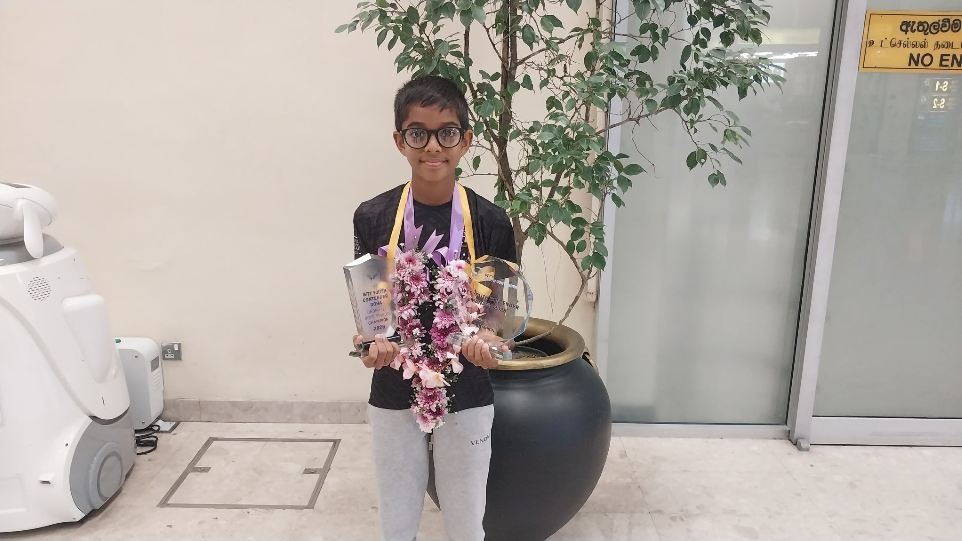 මේස පන්දුවෙන් රන් පදක්කම් දිනූ ටාවි මවුබිමට මේස පන්දුවෙන් රන් පදක්කම් දිනූ ටාවි මවුබිමට