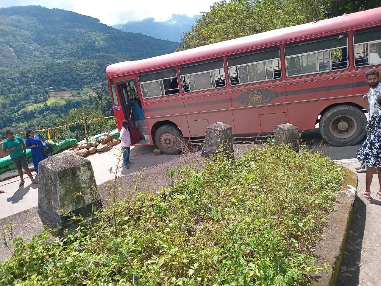 මගීන් 40ක් සමග ප්‍රපාතයකට පෙරලීමට ගිය බස් රථයක් රියදුරුගේ දක්ෂතාවයෙන් බේරා ගැනේ