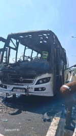 දක්ෂිණ අධිවේගී මාර්ගයේ මගී බස් රථයක ගිනි ගනියි