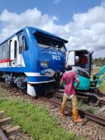මීරීගම -අඹේපුස්ස අතර දුම්රිය බැකෝ යන්ත්‍රයක ගැටෙයි