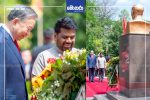 වියට්නාම් ජනාධිපතිවරයා හෝ චි මිං පිළිරුවට පුෂ්පෝපහාර දක්වයි